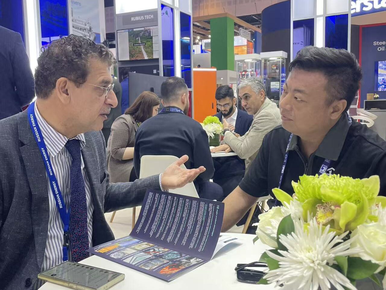 HYVODA Showcases Methanol Hydrogen Production Technology at the Abu Dhabi Hydrogen Energy Exhibition 2025 Explain Methanol To The Customer The Working Principle Of The Hydrogen Generator Edited